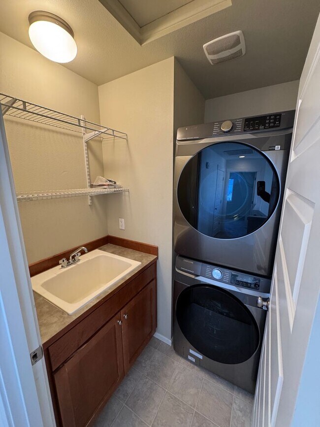 Building Photo - Gorgeous 3 bedroom 3 bathroom home in Mill Creek AVAILABLE NOW