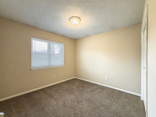 Building Photo - 2503-2503 E Morris Dr