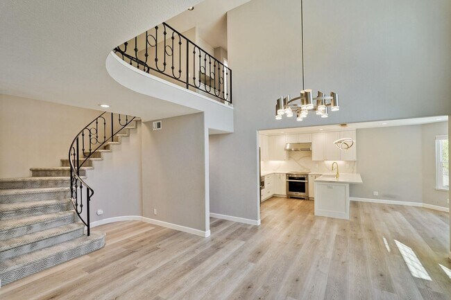 Building Photo - Beautiful and spacious 3 bedroom 2.5 bath ...