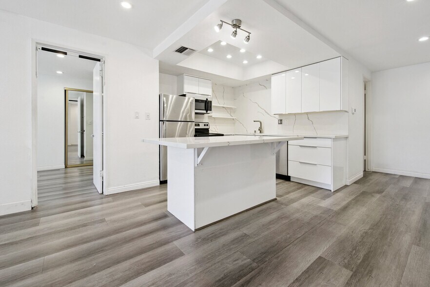 Building Photo - 321 S San Vicente Blvd