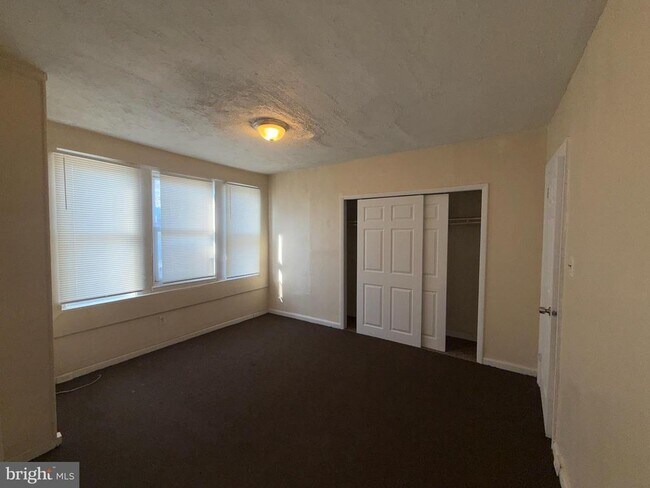 Building Photo - 4929 N Franklin St