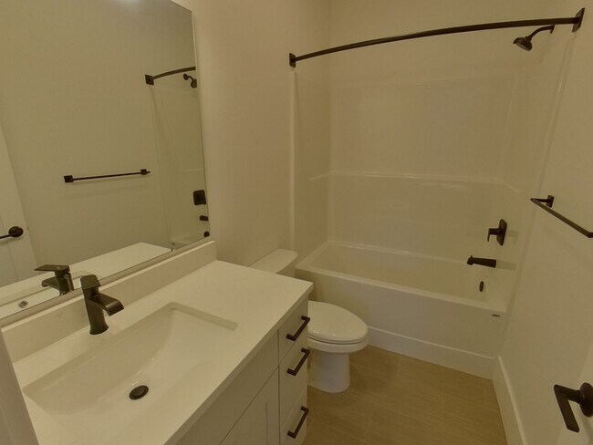 Building Photo - Beautiful 6 bedroom Campus Home!