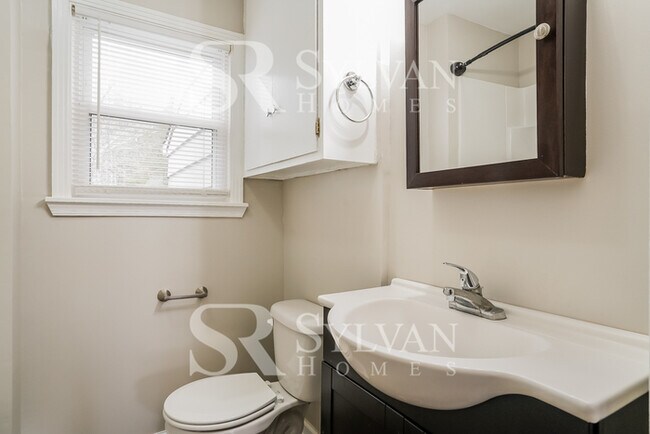 Building Photo - Lovely 3BR 1.5BA home