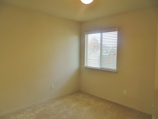 Building Photo - 3 Bedroom 2 Bathroom Sonterra West Home