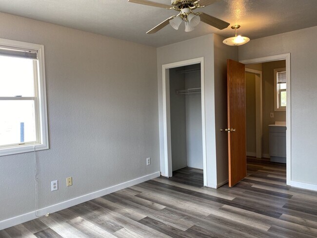 Building Photo - 2 Bedroom 2 Bath Townhome w/ large 2 car garage - Freshly remodeled - Available Now