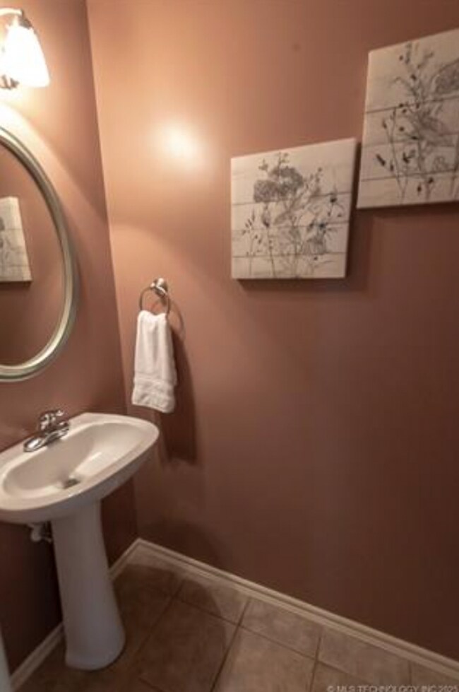 Building Photo - 5 Bedroom Home In Broken Arrow