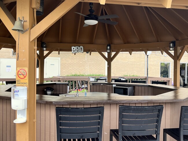 Tiki bar next to Pool; river front location with entry to bike trail on Potomac River and pool - 501 Slaters Ln