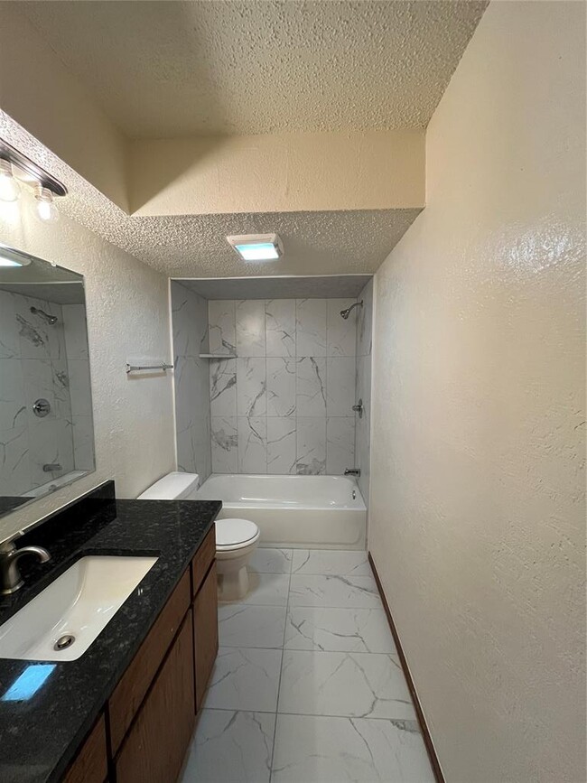 Building Photo - 233 Chalmette Dr