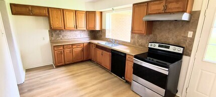 Building Photo - 3-Bedroom Home for Lease in Prime Location
