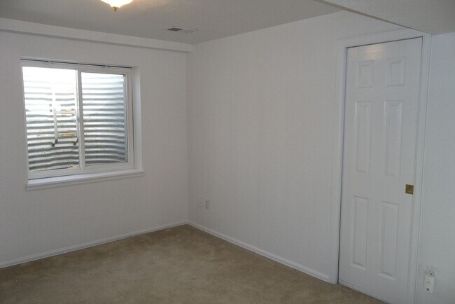 Building Photo - Spacious 5 Bedroom Home in Windsor