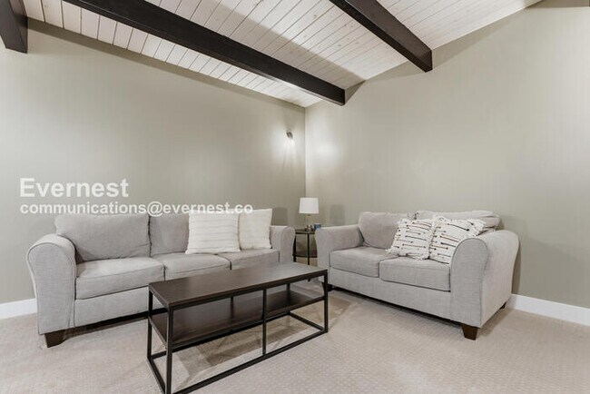 Building Photo - 4 Bed/3 Bath Townhome with Fenced Yard & Garage / Available Now!