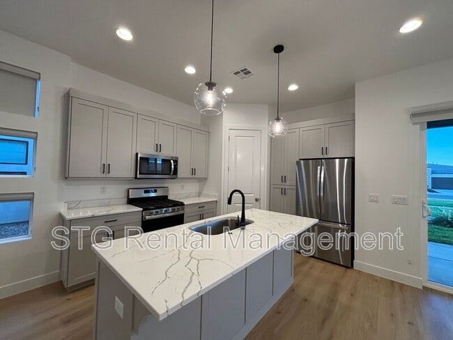 Building Photo - 2916 E Snowberry Dr