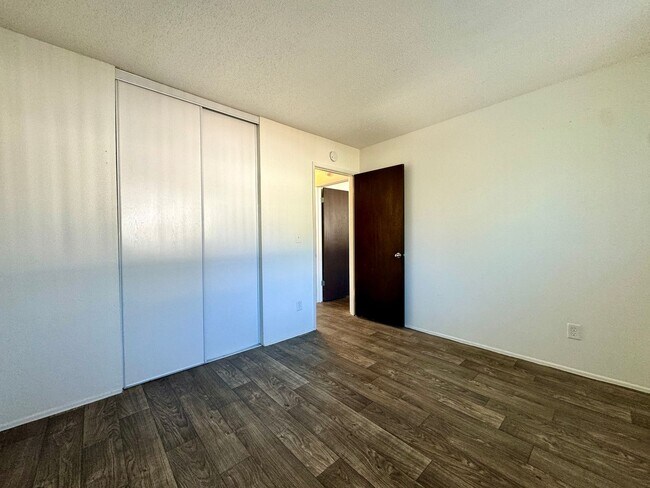 Building Photo - **$750 DEPOSIT + FREE FIRST MONTH'S RENT**Updated Top Floor Unit in Creston-Kenilworth Neighborho...