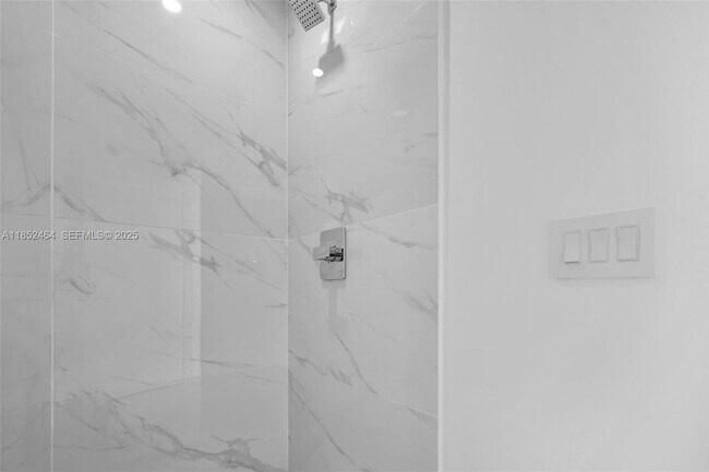 Building Photo - 700 NE 24th St