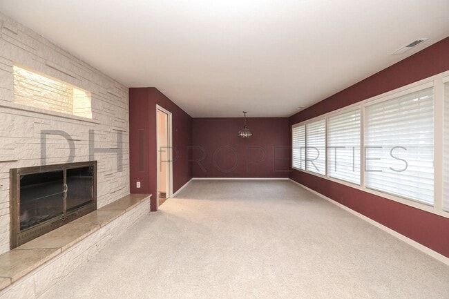 Building Photo - SPACIOUS MIDCENTURY HOME IN LONGVIEW'S CASCADE WAY NEIGHBORHOOD FOR RENT