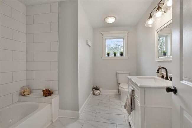 Building Photo - 3499 Fairlane Dr NW