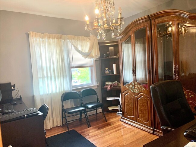Building Photo - 11-26 143rd Place Unit