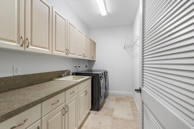 Building Photo - 8971 Stone Pier Dr