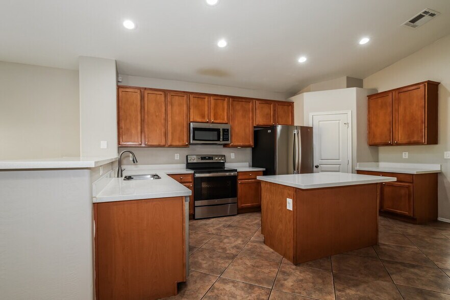 Building Photo - 2558 W Lynne Ln