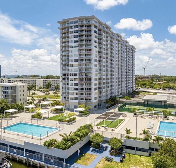 RESORT-STYLE AMENITIES - 18041 Biscayne Blvd