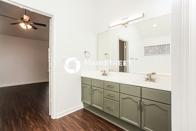 Building Photo - 3 Bedroom Pet-Friendly Home in MEMPHIS, TN with Main Street Renewal