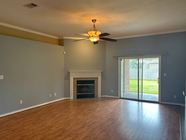 Building Photo - 4BR/3BA with privacy fenced backyard