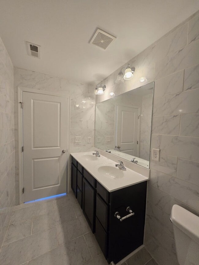 Building Photo - Beautiful Home Available for Rent in Charl...
