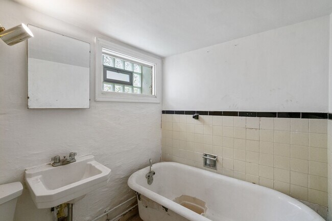 Building Photo - Newly renovated 2 bedroom home in Scott To...