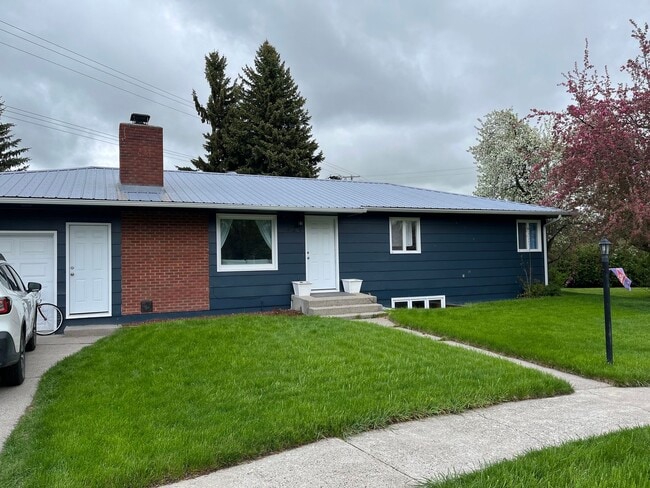 Building Photo - FULLY FURNISHED Midtown Three Bedroom Spac...