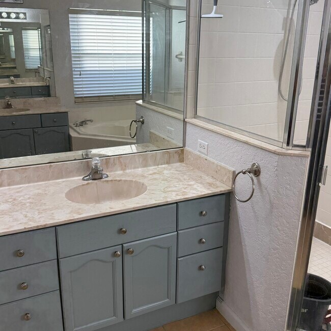 Building Photo - 2914 River Birch Dr