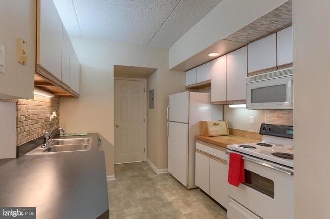 Building Photo - 1 br, 1 bath Condo - 804 Cherrington Dr