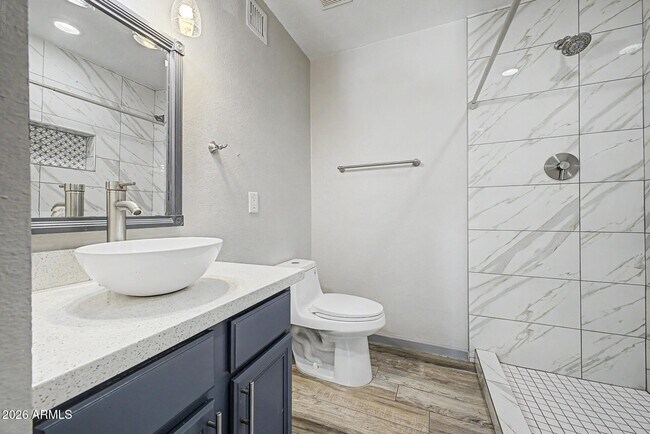 Building Photo - 10217 N 37th Ave