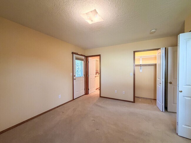 Building Photo - 364 SE Davis Ct