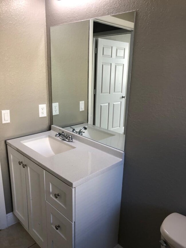 Building Photo - 1663 SE 29th St # 109