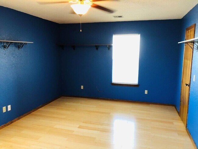 Building Photo - 3 bed , 2 full bath, 2 story , Newly updat...