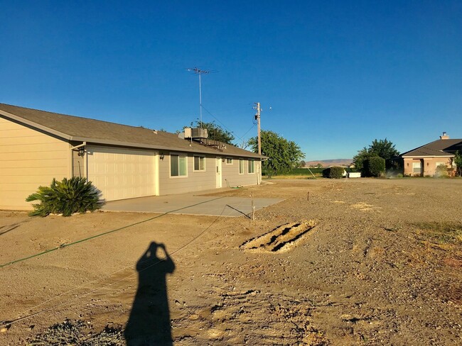 Building Photo - (EASY COMMUTE).  Beautiful Country Home!!