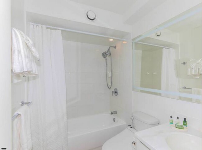 Building Photo - Renovated Fully Furnished 1 Bedroom at Dis...