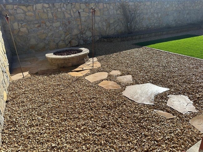 Building Photo - Beautiful East side House 3 bed-2.5 baths in front of Park