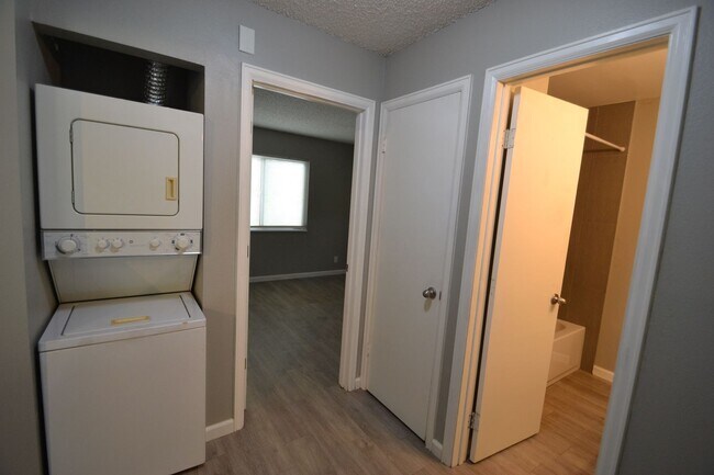 Building Photo - 2920 Straus Ln