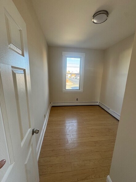 Building Photo - 92 Maple St