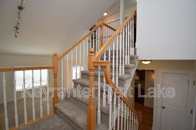 Building Photo - 6888 Hillside Village Cir