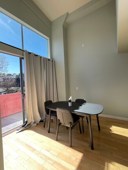 Dining area - 2640 Lincoln Blvd
