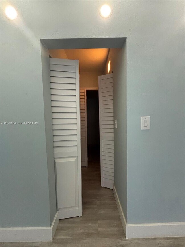 Building Photo - 260 S Cypress Rd