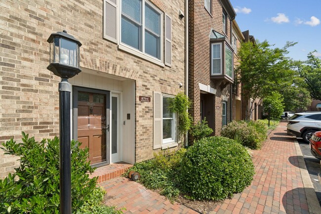 Building Photo - Wonderful, 4 level Arlington Brick townhome!