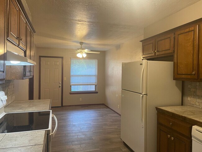 Building Photo - 223-225 Skylark Ct