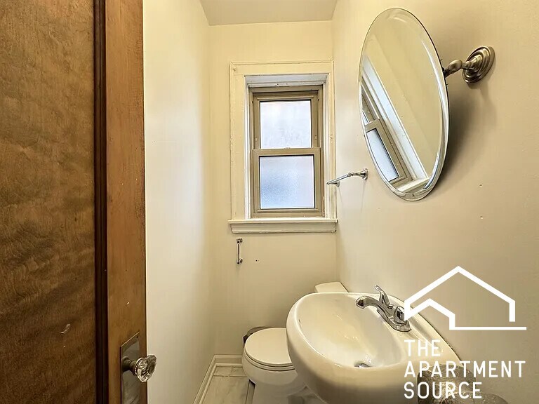 Building Photo - 5023 N Ridgeway Ave