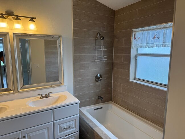 Building Photo - 250 SW Moselle Ave