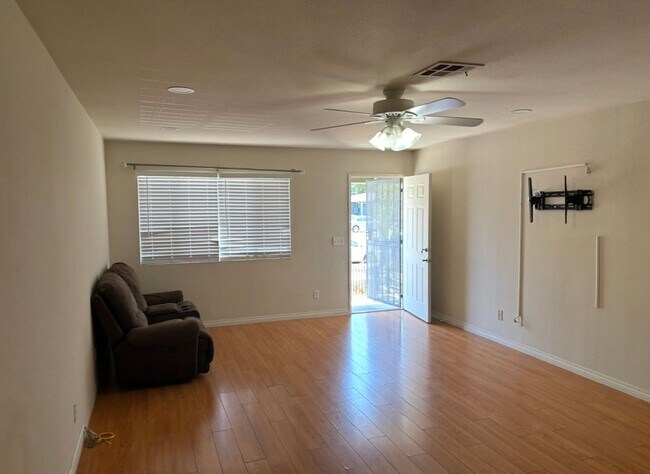 Building Photo - 2 bedrooms 2 baths duplex in El Cajon