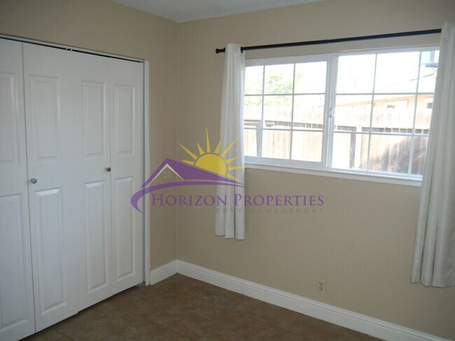 Building Photo - 5566-5568 Hillsdale Blvd