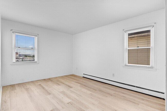 Building Photo - 64 Isabella Ave